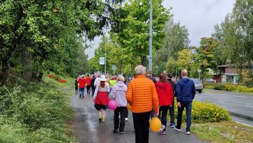 kävelijöitä syksyisessä maisemassa